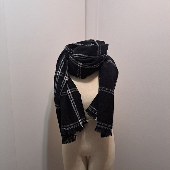NWT St. John's Bay Plaid Scarf - Picture 2 of 11